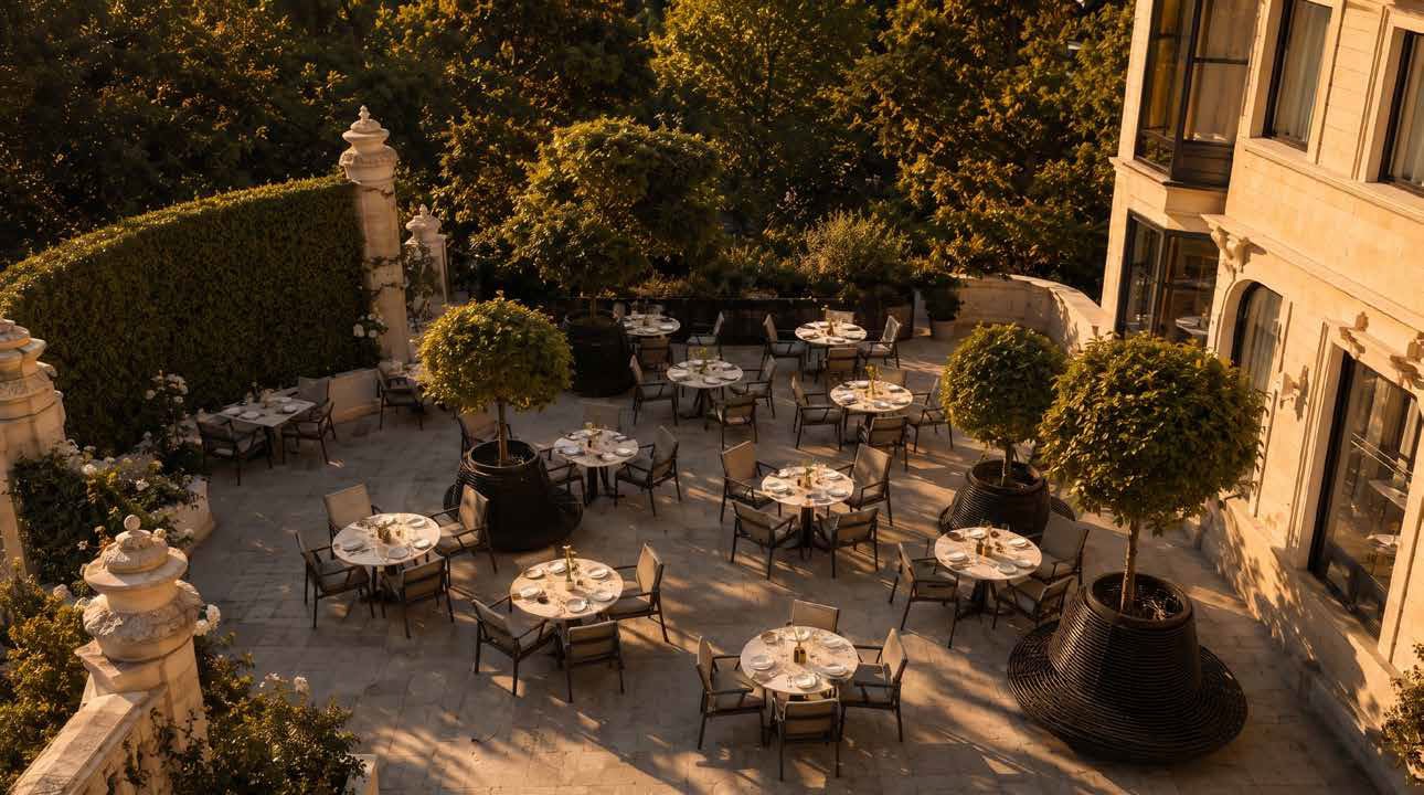 La terraza del bar del hotel, con vista directa hacia Plaza San Martín es uno de los lugares favoritos de los desarrolladores