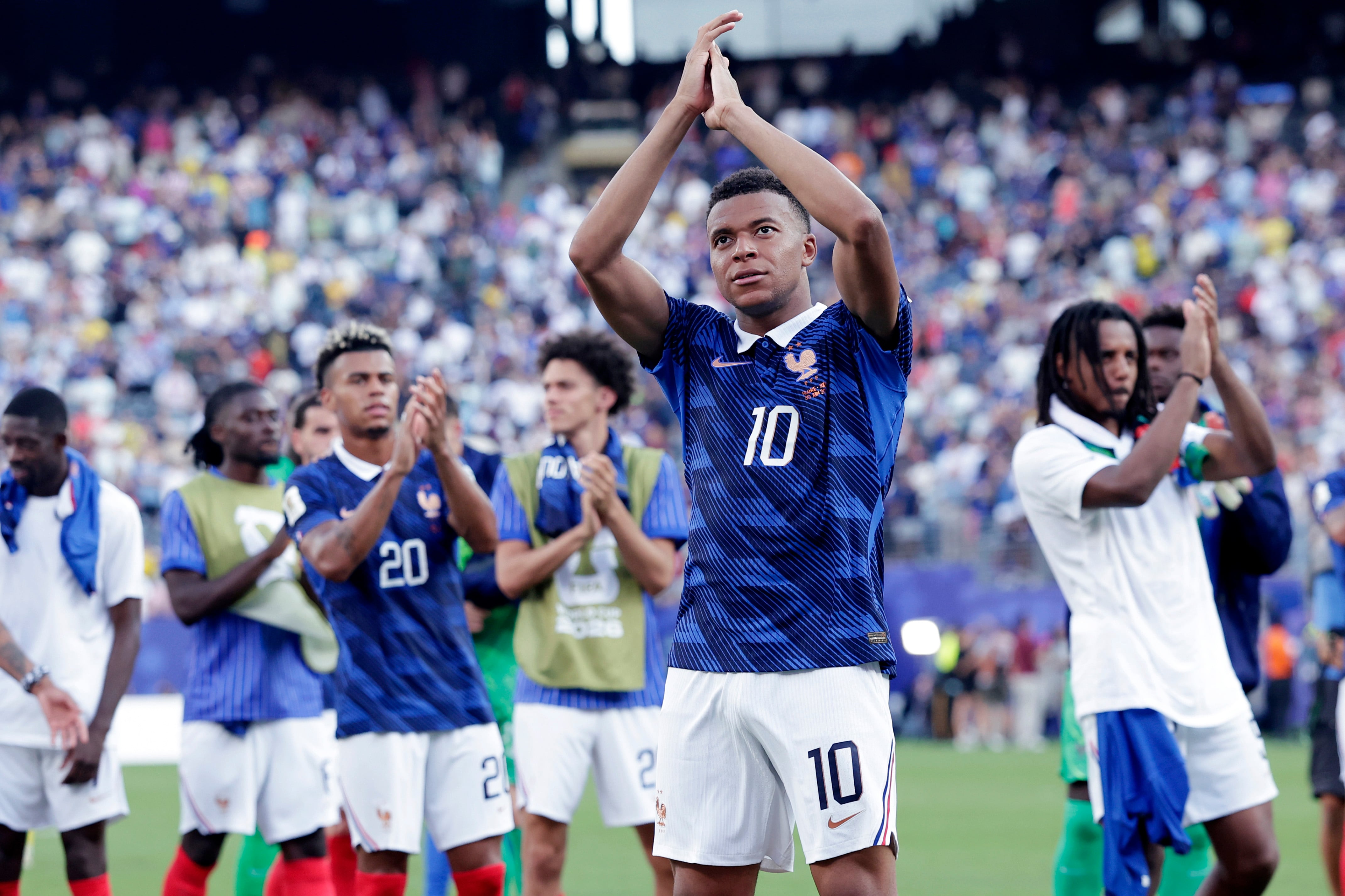 Mbappé encabeza los saludos a los hinchas de Francia tras el final