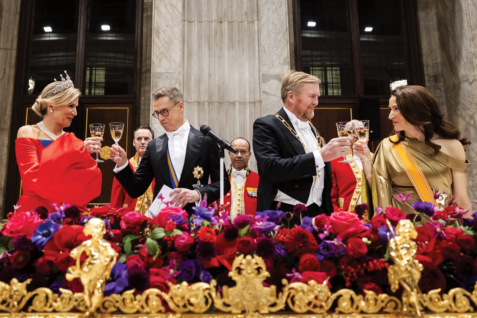 Máxima brinda con el presidente de Finlandia, Alexander Stubb, y Guillermo Alejandro hace lo propio con la primera dama finlandesa, Suzanne Innes-Stubb, durante el banquete en el Salón de Estado del Palacio Real de Ámsterdam