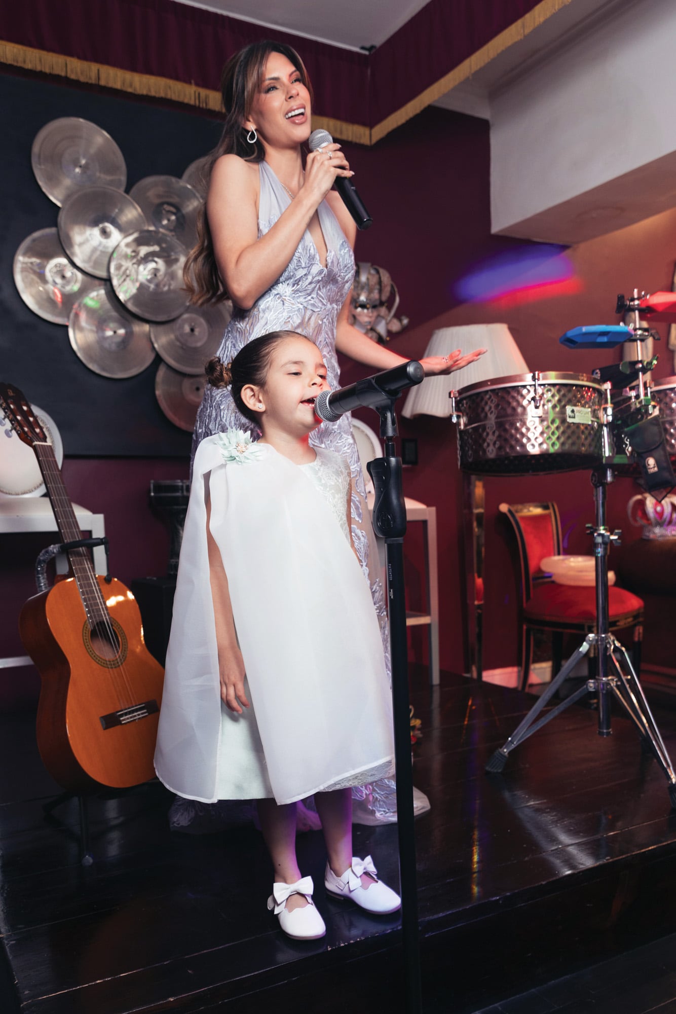Madre e hija cantan en un karaoke improvisado en la sala “disco” armada en el
segundo piso de la casa