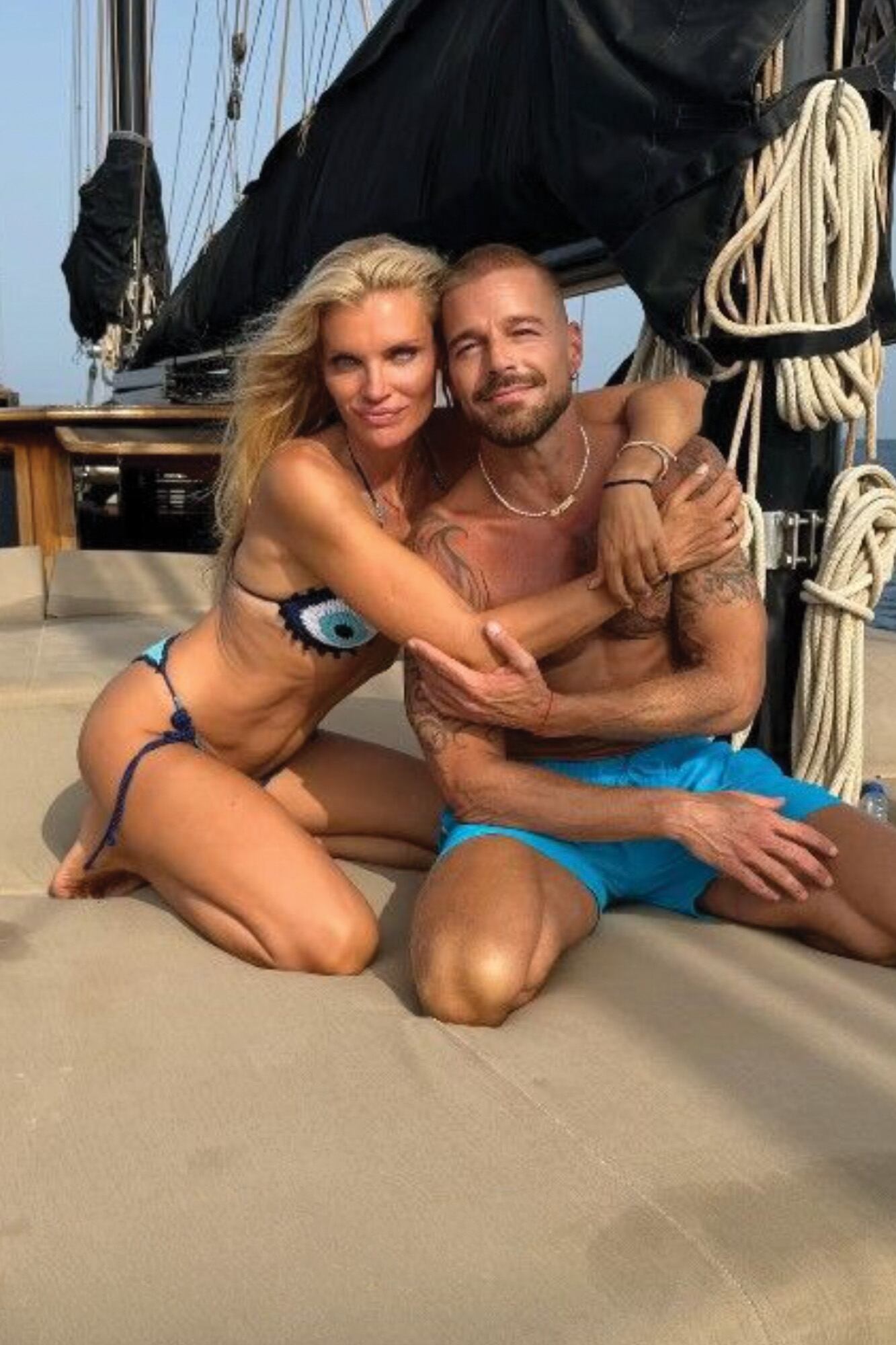 Cuerpazos esculpidos bajo el sol español. Ricky posa junto a su gran amiga Esther Cañadas