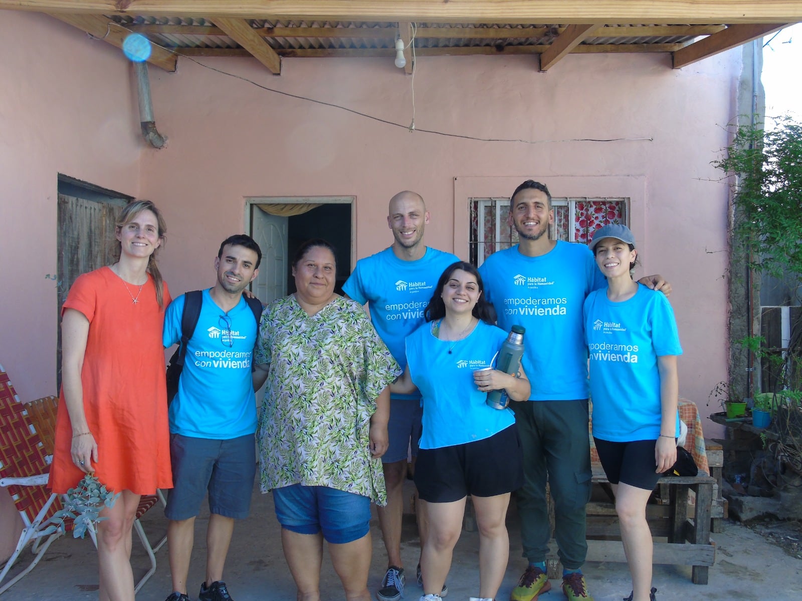 Bárbara Bonelli (izq.), durante una de las recorridas de Hábitat para la Humanidad Argentina, ONG que dirige