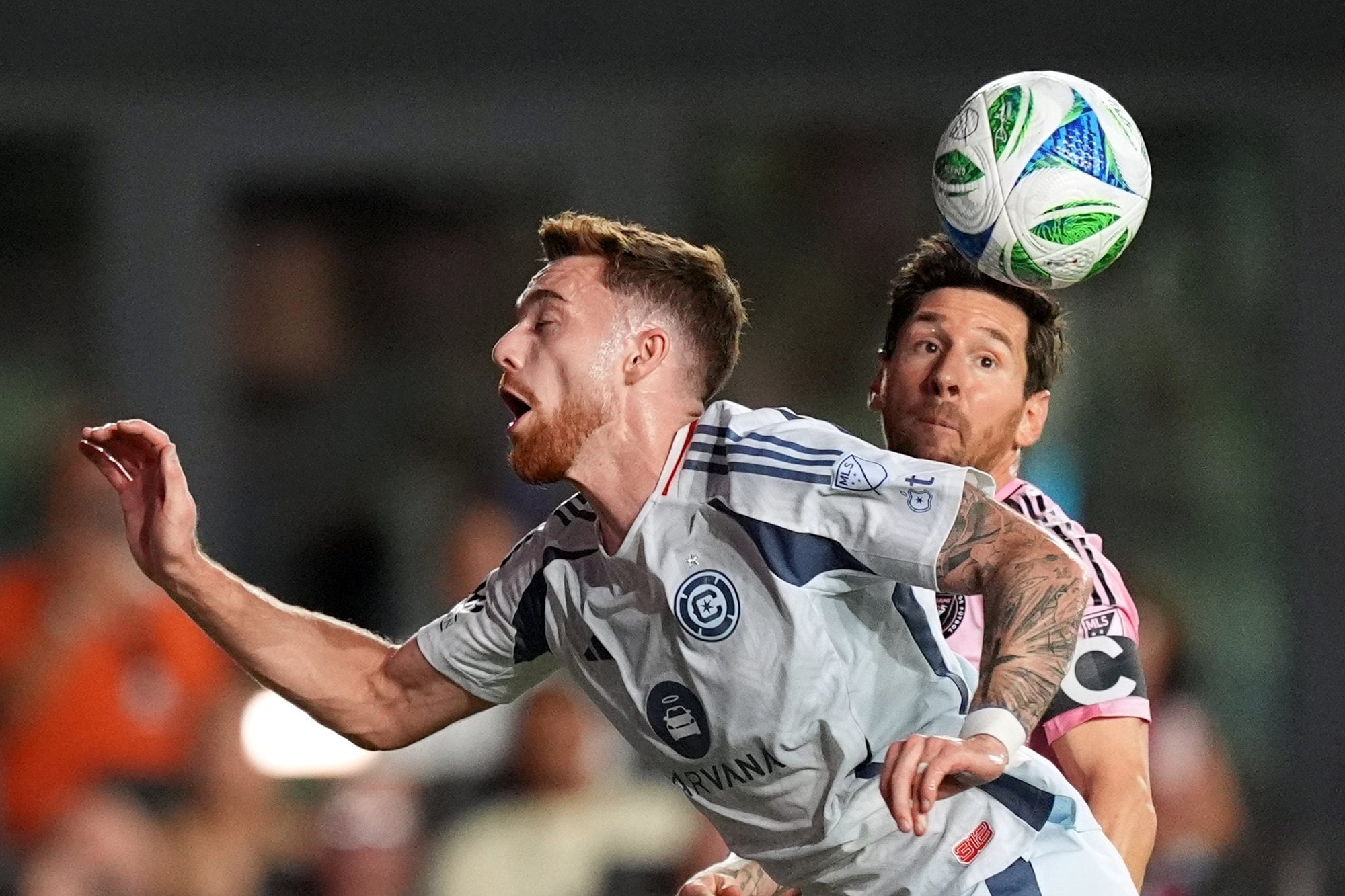 Lionel Messi y Joel Waterman, en pleno baile