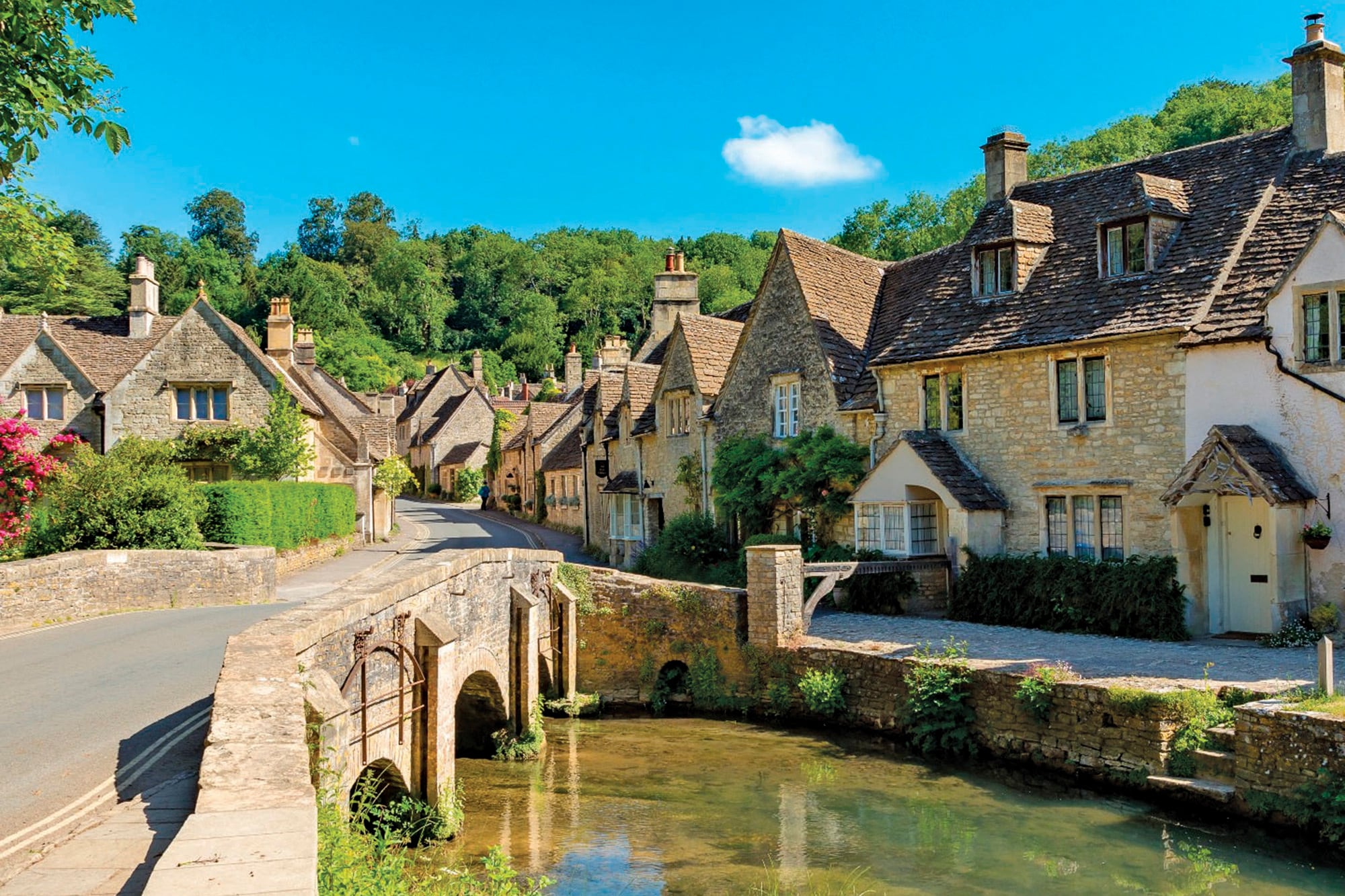 Una postal de los Cotswolds, en la campiña inglesa, donde presuntamente se instalarán antes de que termine el mes. Tras la mudanza, los Sussex seguirán siendo personas privadas y miembros de la realeza sin funciones oficiales, no vivirán en un palacio, y su seguridad, por el momento, también correrá por su cuenta