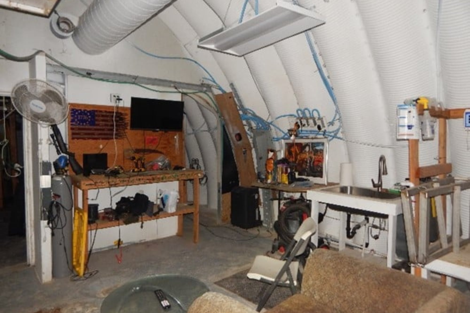 En las paredes se observó una bandera de Bennington, asociada al asalto al Capitolio