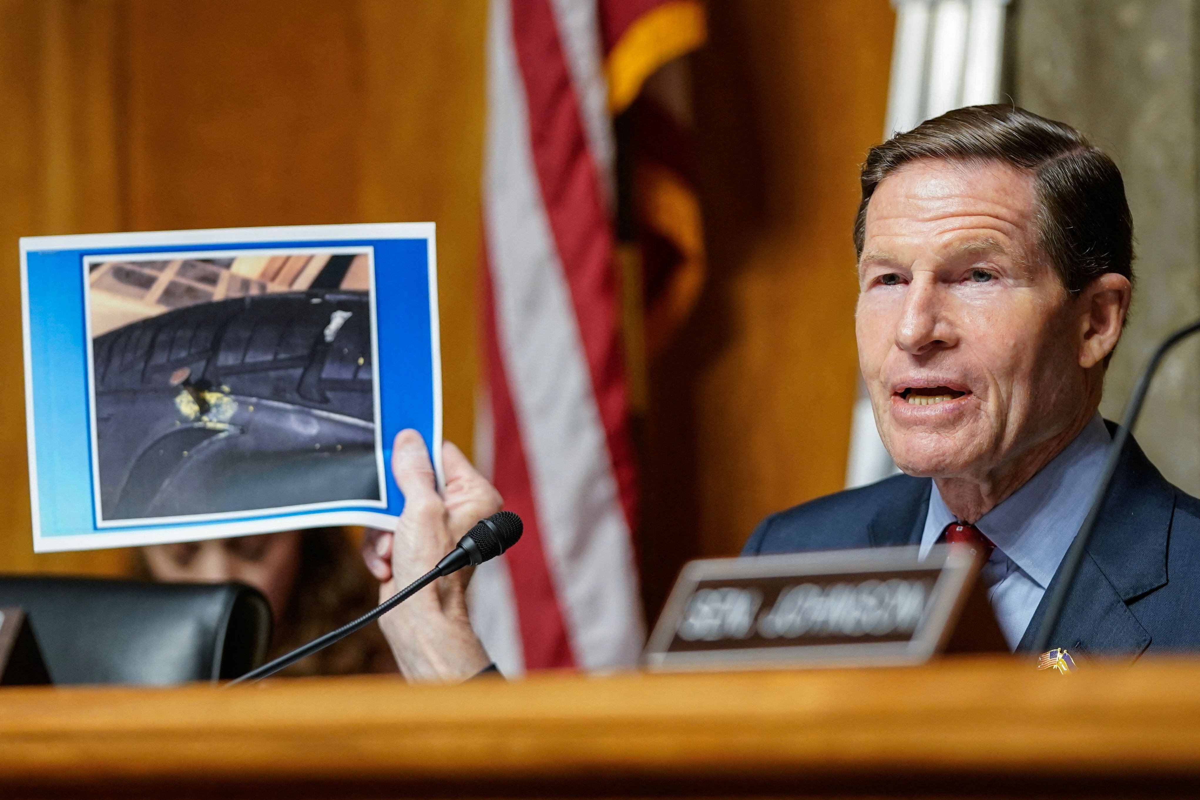 El presidente del Comité, el senador estadounidense Richard Blumenthal, demócrata de Connecticut, sostiene una foto de un clavo en un neumático que el ingeniero de Boeing, Sam Salehpour, dijo que cree que fue colocado intencionalmente en el neumático de su coche como represalia por ser un denunciante, durante un Subcomité de Seguridad Nacional y Asuntos Gubernamentales del Senado de EE.UU., en el Capitolio en Washington, el 17 de abril de 2024. 

Traducción realizada con la versión gratuita del traductor DeepL.com. (Drew ANGERER / AFP)