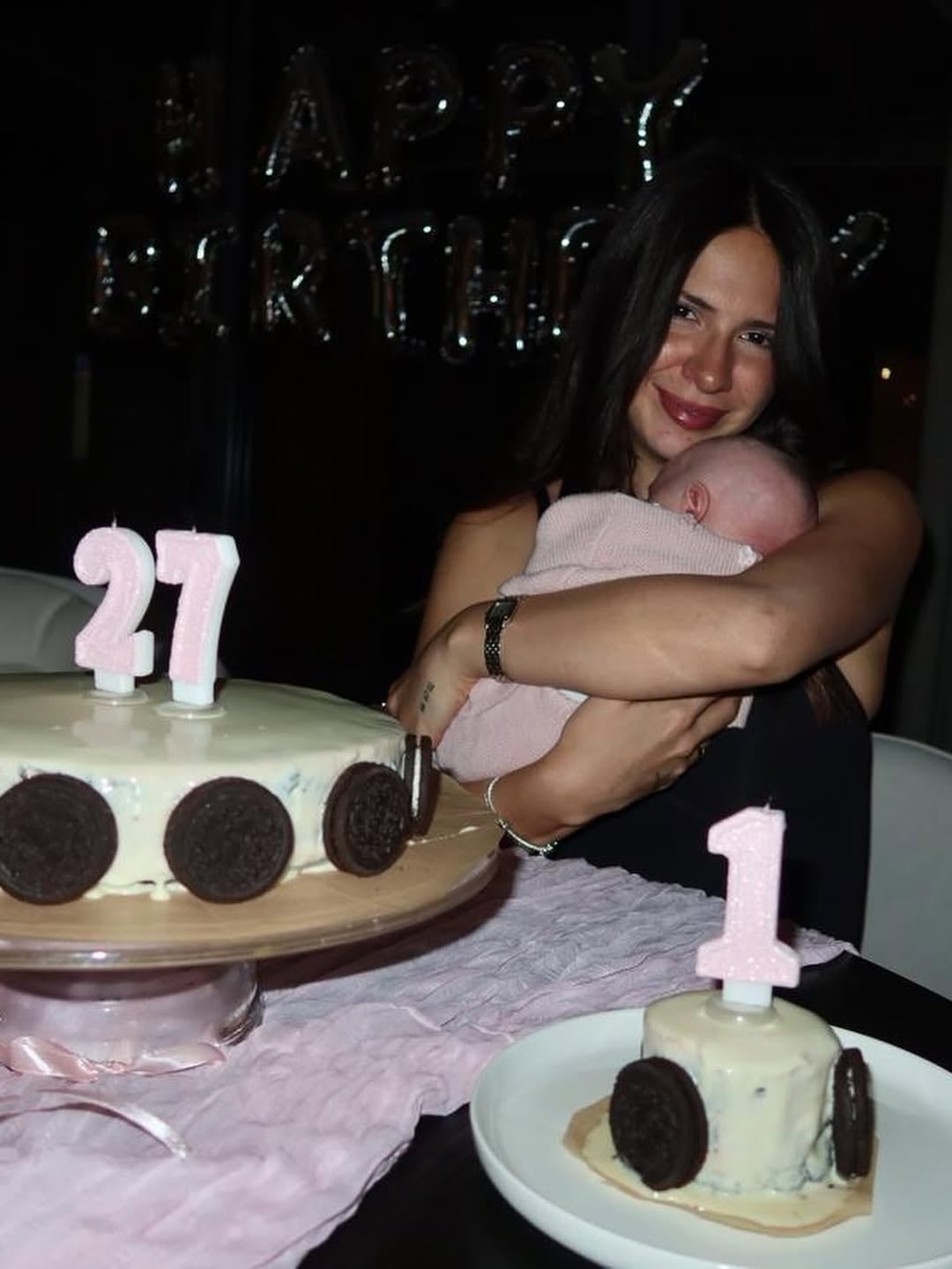 Ailén Cova junto a su hija festejando su cumpleaños