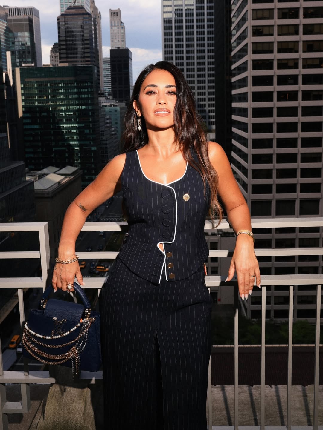 La rosarina se lució con un look sastrero de chaleco y pantalón con una cartera con cadenas (Foto: Instagram @antonelaroccuzzo)