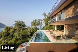 Un refugio contemporáneo que se funde con el mar y la vegetación