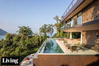 Un refugio contemporáneo que se funde con el mar y la vegetación