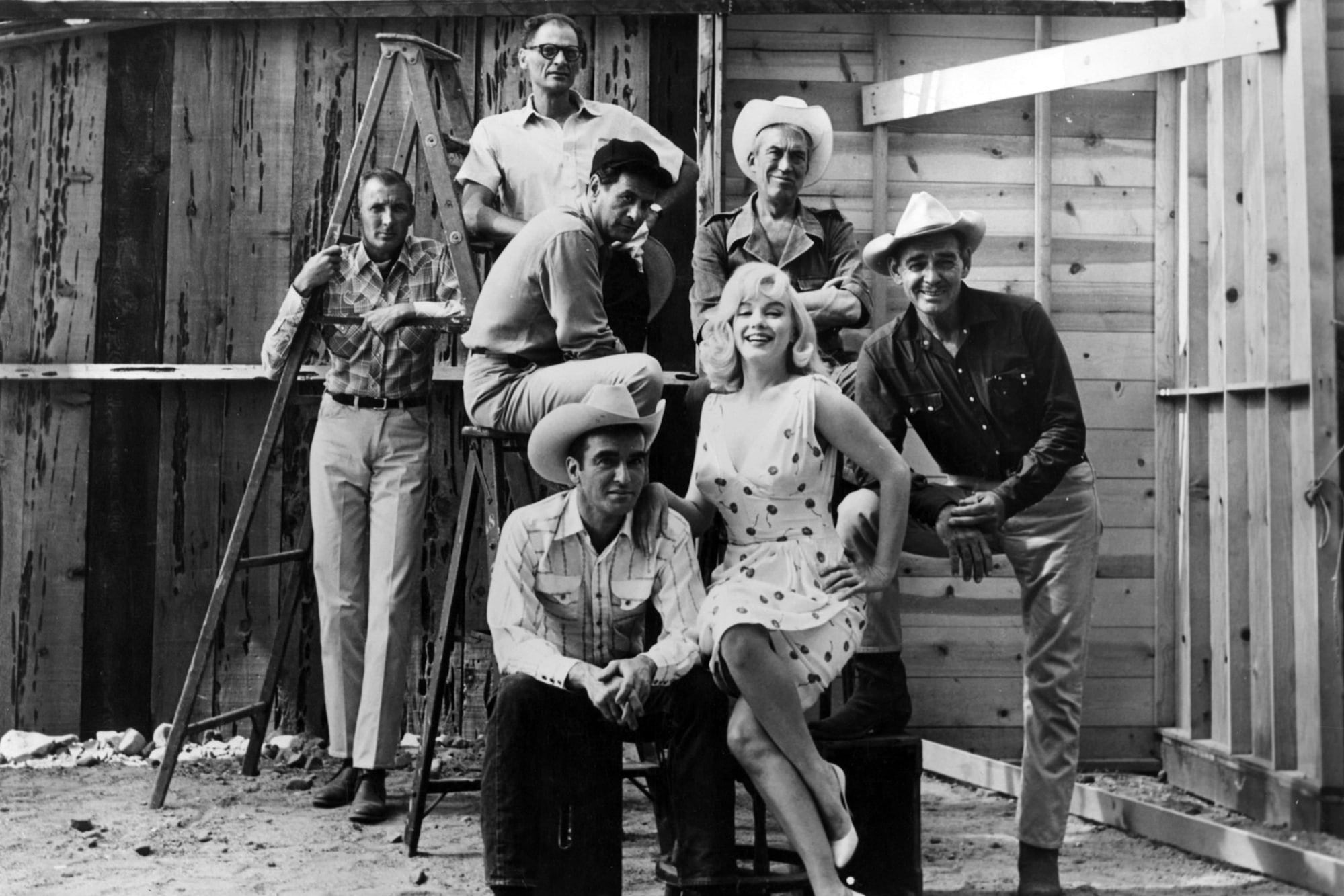 Los inadaptados: un film nacido del desprecio que sirvió como telón para el trágico final de sus protagonistas 7 Todo el equipo de Los inadaptados: Arthur Miller, Eli Wallach, John Huston, Clark Gable, Marilyn Monroe y Montgomery Clift
