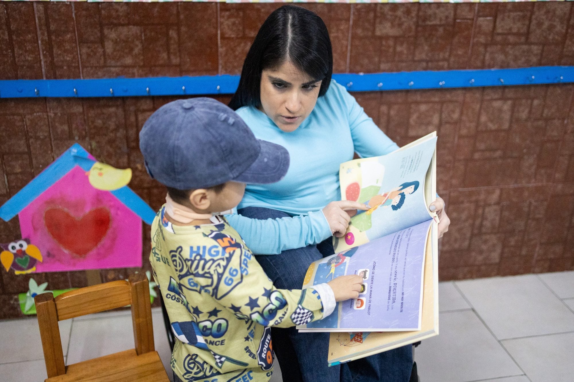 A Lionel le gusta que su madre le lea cuentos mientras ven las ilustraciones