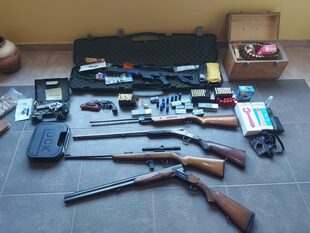 Armas secuestradas por una denuncia por privación ilegal de la libertad y abuso sexual de una mujer por parte de su pareja; el hombre fue detenido en Costa Esmeralda