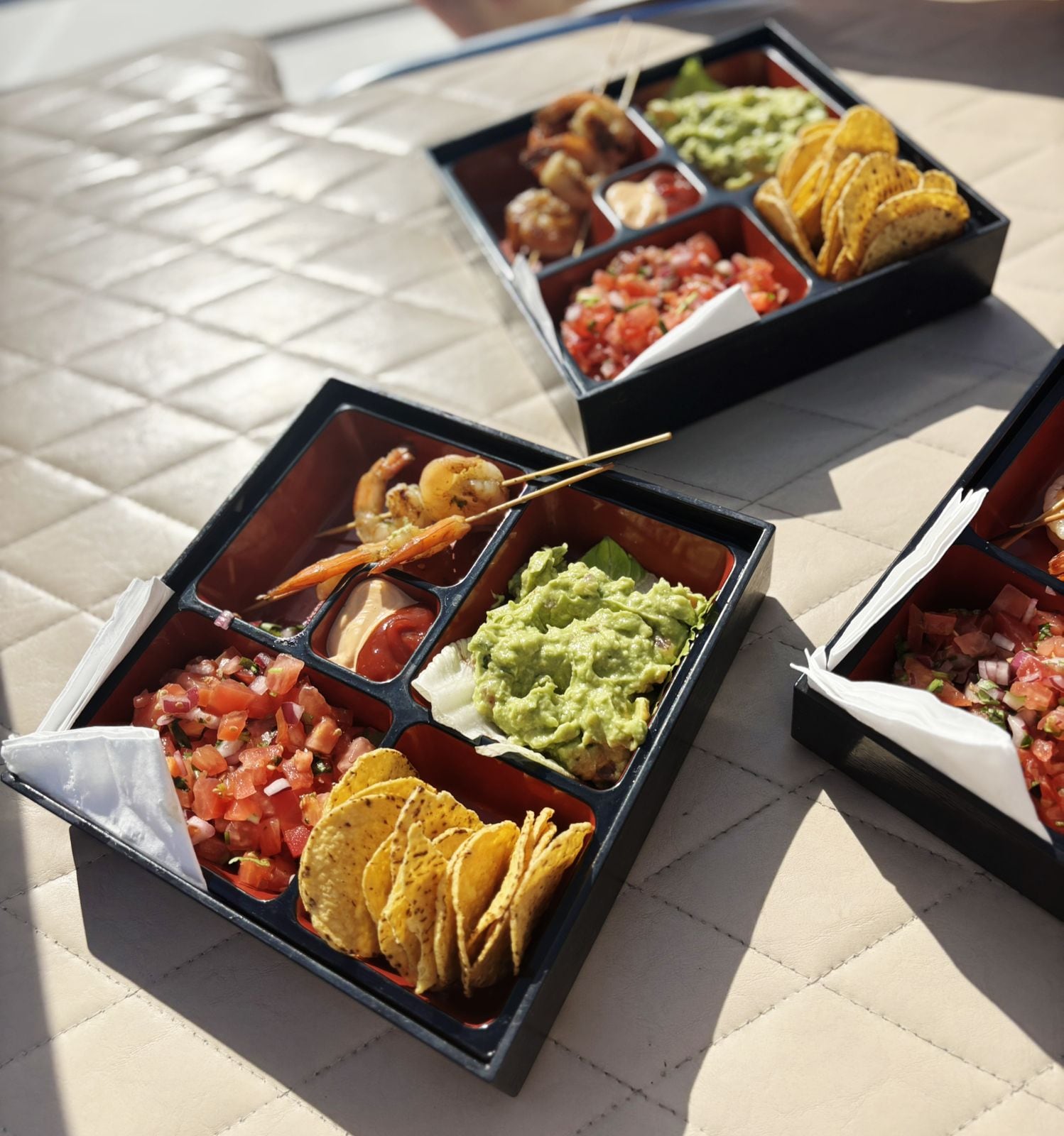 El tour de Luxury Day Sailing es una gran opción que ofrece vistas cercanas a lugares como El Arco, además de comida deliciosa servida a bordo