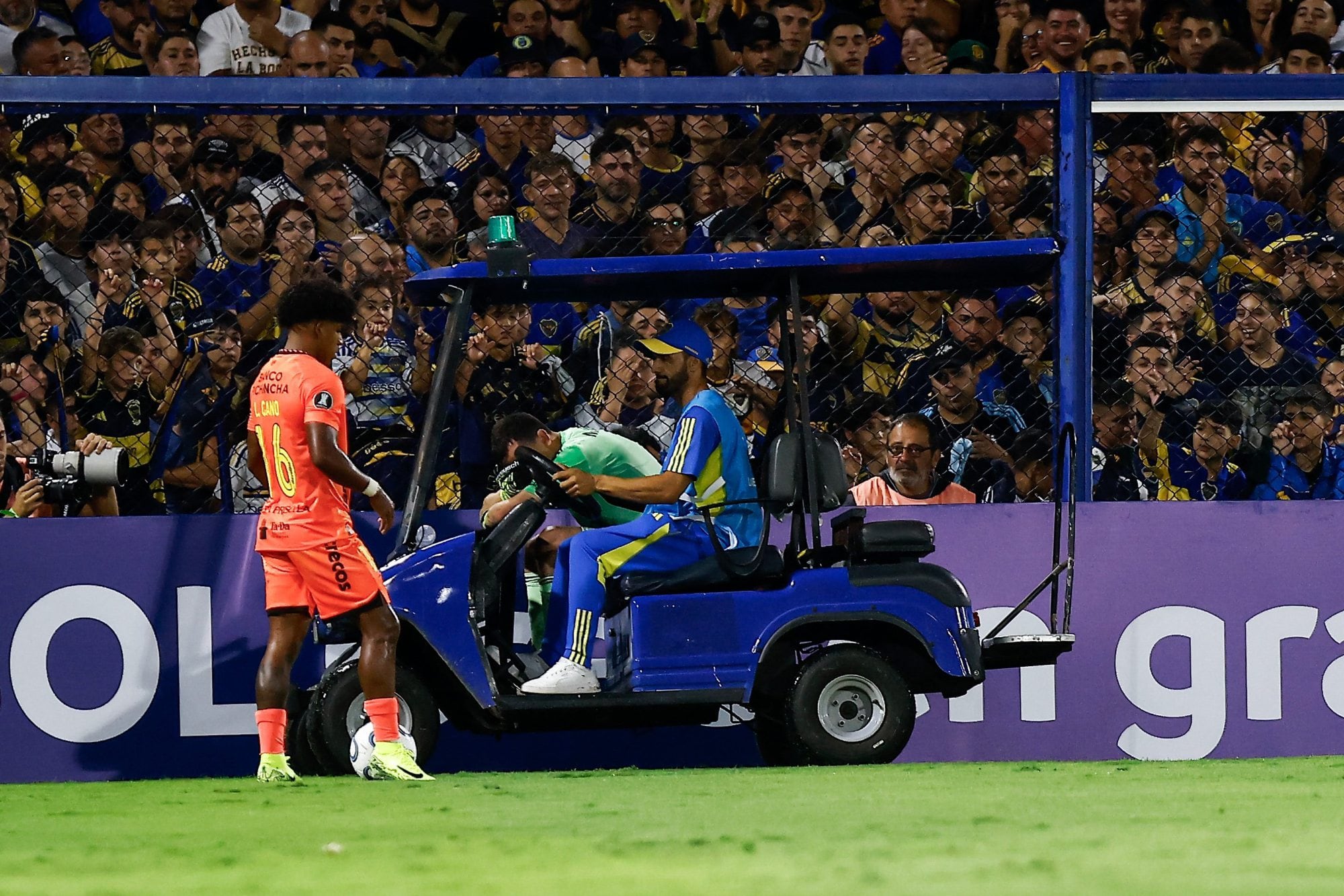 El arquero intentó continuar pero no pudo; salió en carrito, en medio del llanto que no podía parar, después de decir