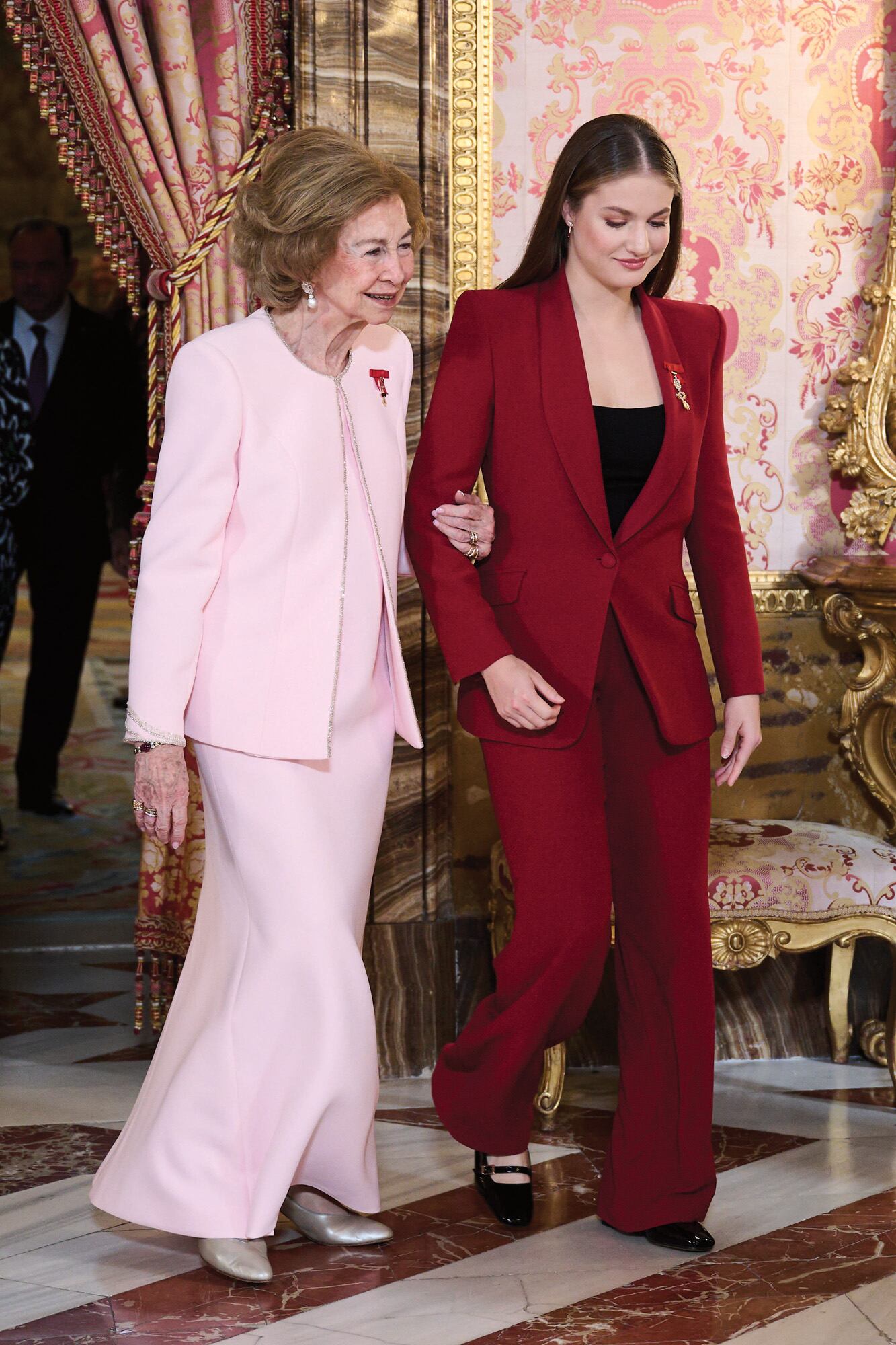 La princesa Leonor –vestida con un traje de crêpe de Bleis Madrid– le ofreció el brazo a su abuela para acompañarla hasta el salón Gasparini del Palacio Real, cuando finalizó la ceremonia