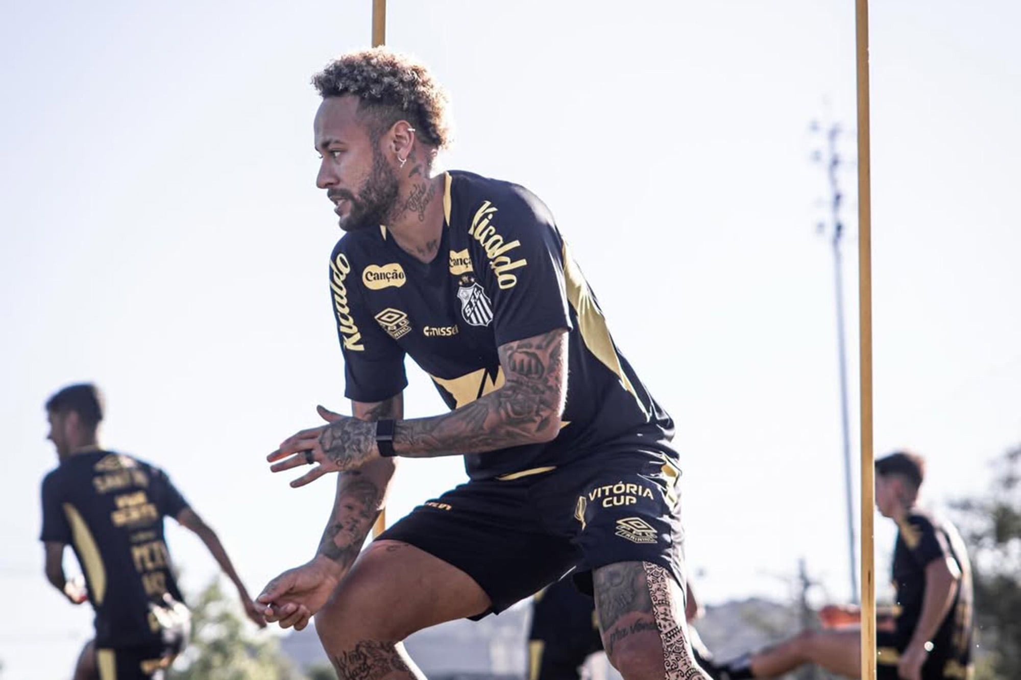 Neymar forzó su regreso a Santos para intentar salvarlo del descenso pese a que tiene una lesión que requiere operación