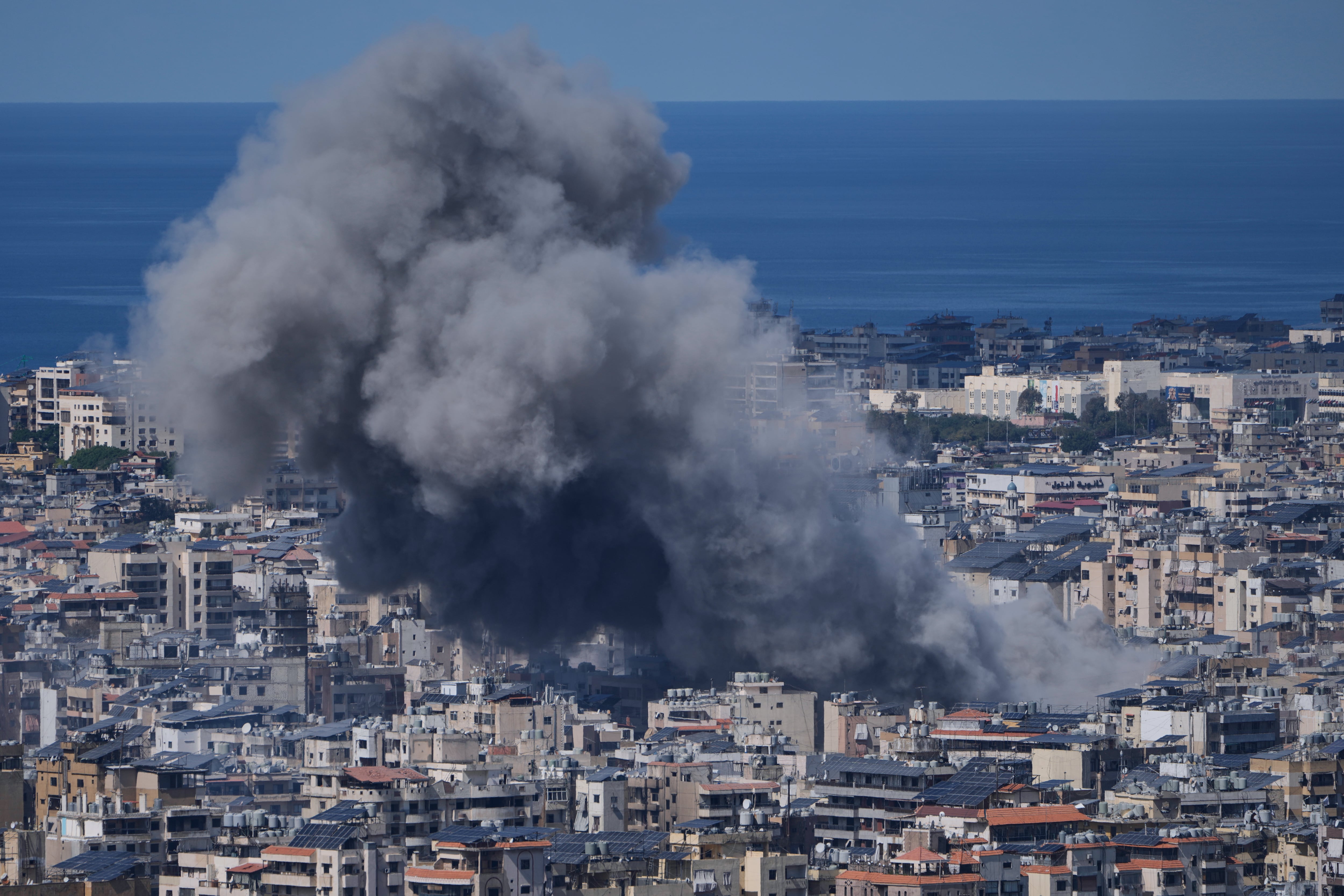 Una columna de humo se eleva el lunes 9 de marzo de 2026 tras un ataque aéreo israelí en Dahiyeh, en las afueras del sur de Beirut, Líbano.