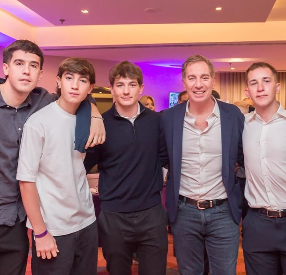 Cuántos hijos tienen Nancy Pazos y Diego Santilli 6 La conductora y el dirigente político son padres de tres hijos varones