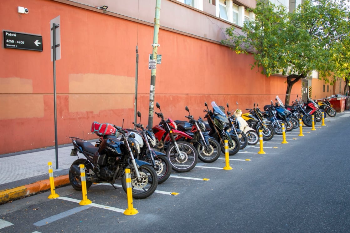Convivencia cotidiana: avanza la creación de más estacionamientos para motos en los barrios porteños