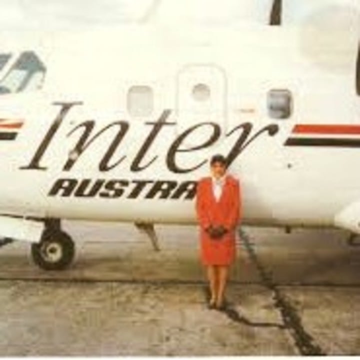 Liliana junto a un avión de la aerolínea Inter Austral (Foto: www.facebook.com/LilianNoemiAlmada)