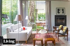 Una casa de diseño moderno abraza las centenarias palmeras del lote para convivir con ellas