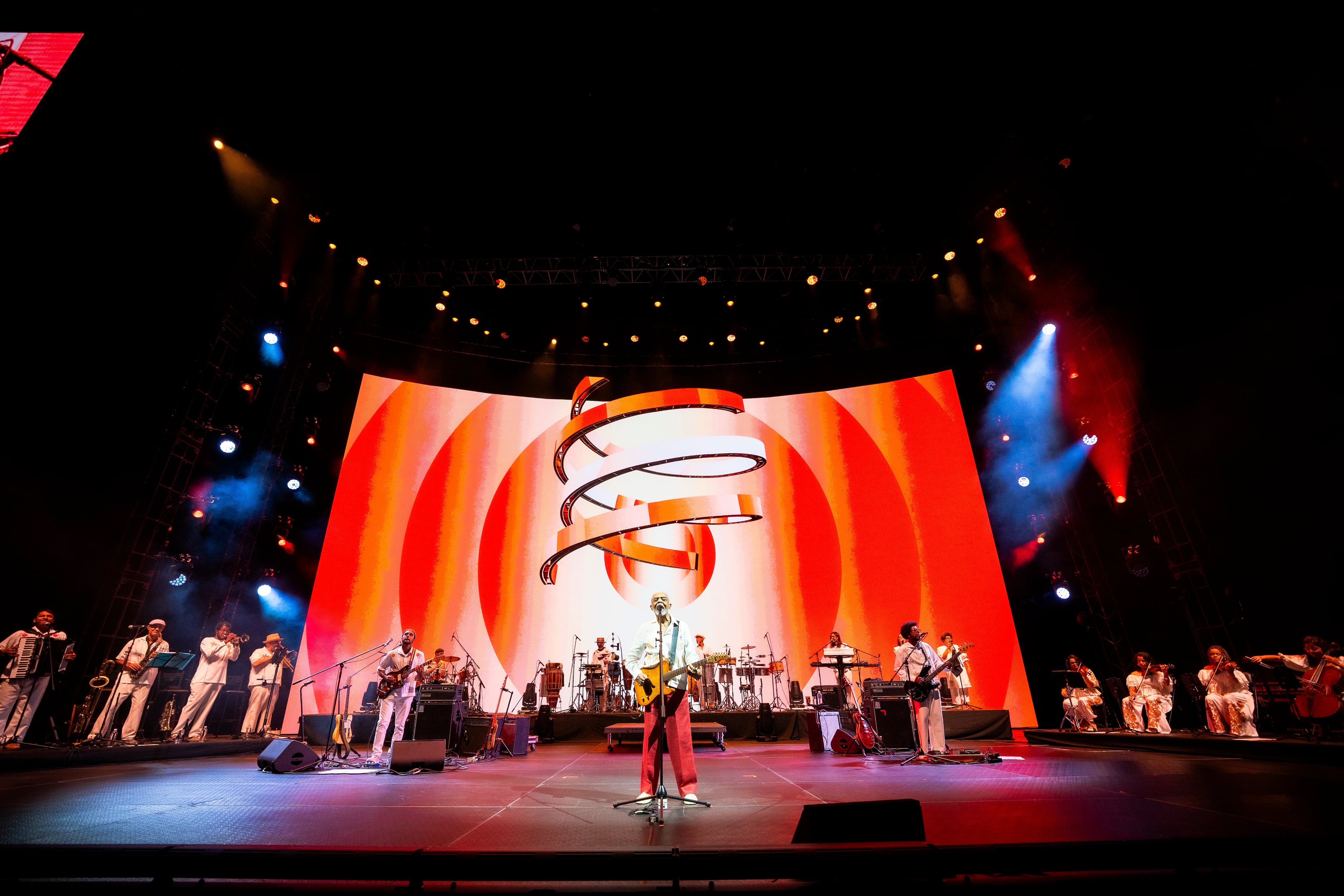 Gilberto Gil, acompañado por una gran orquesta