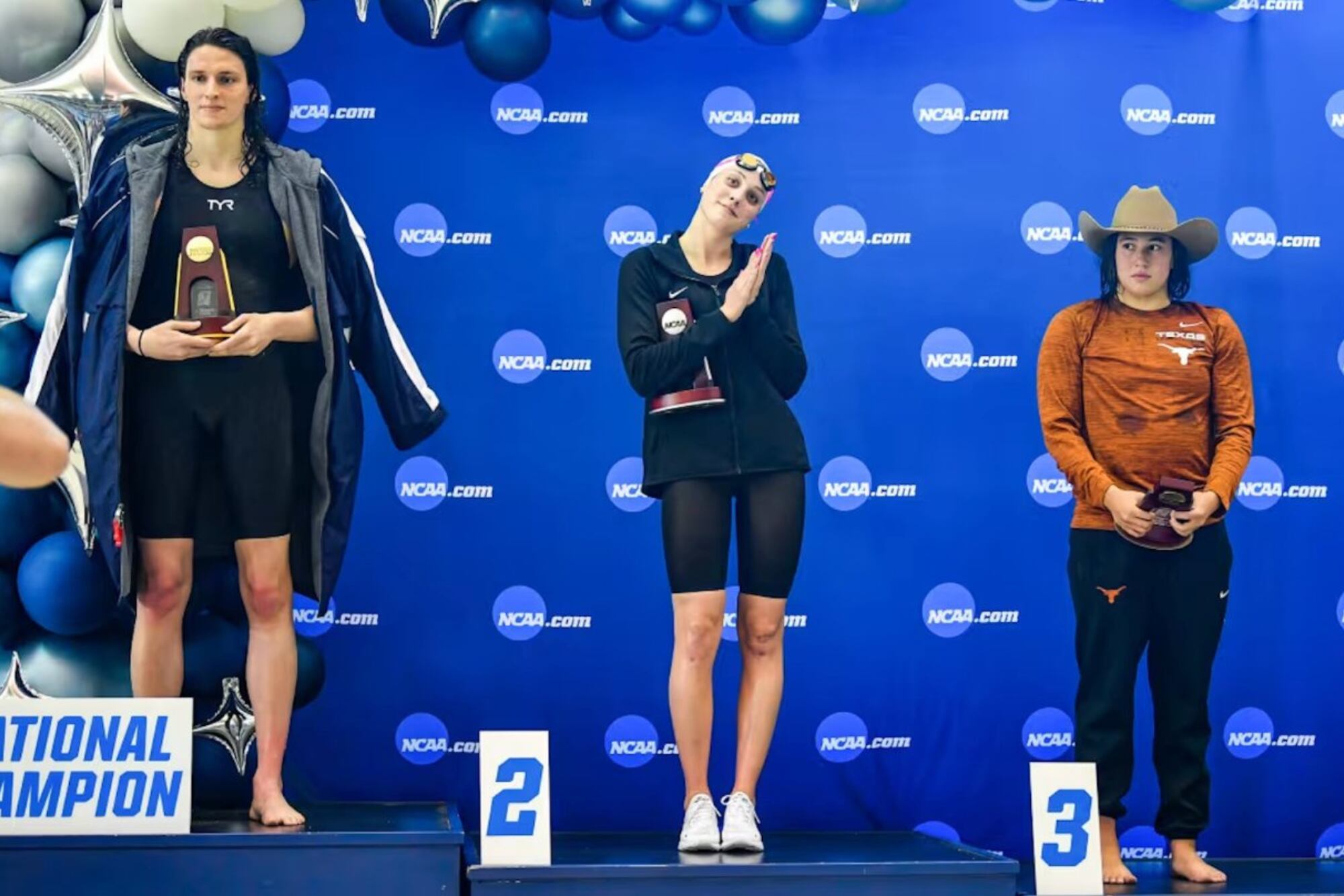 UPenn permitió que la nadadora transgénero Lia Thomas compitiera en el equipo femenino y ganara un título de la NCAA en 2022, lo que generó críticas y demandas de exatletas