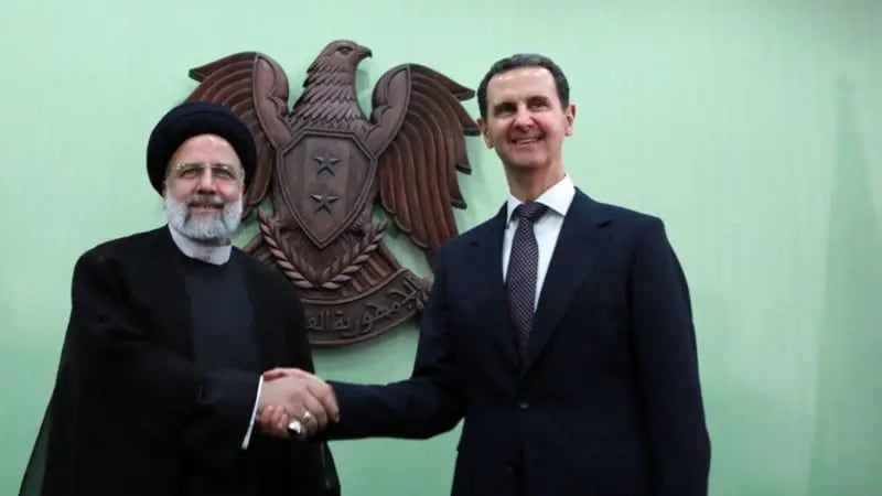 El expresidente sirio, Bashar al-Assad (der.) fue uno de los aliados más cercanos de Irán hasta que fue derrocado el año pasado