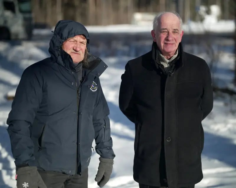 Rein Klaar (a la izquierda) y Jaan Krinal fueron enviados a trabajar en turnos breves en el tejado del reactor