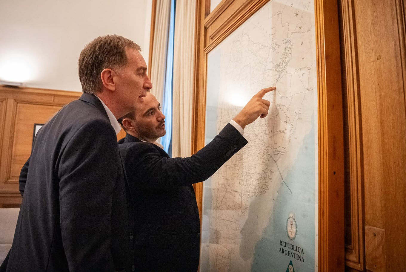 El jefe de Gabinete, Diego Santilli, en la Casa Rosada con el gobernador de Corrientes, Juan Pablo Valdés