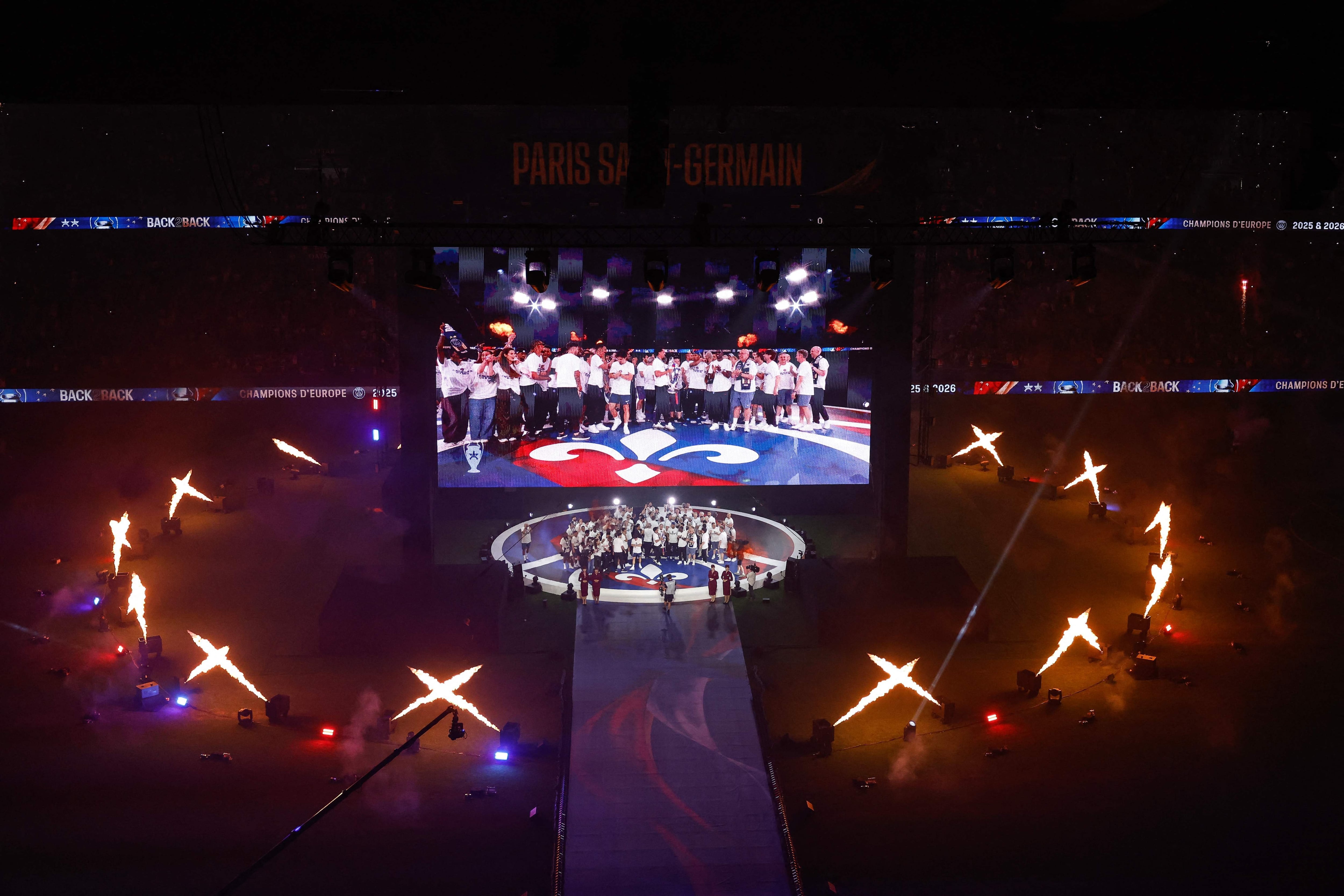 En el estadio Parque de los Principes, luces, festejos y pantallas gigantes