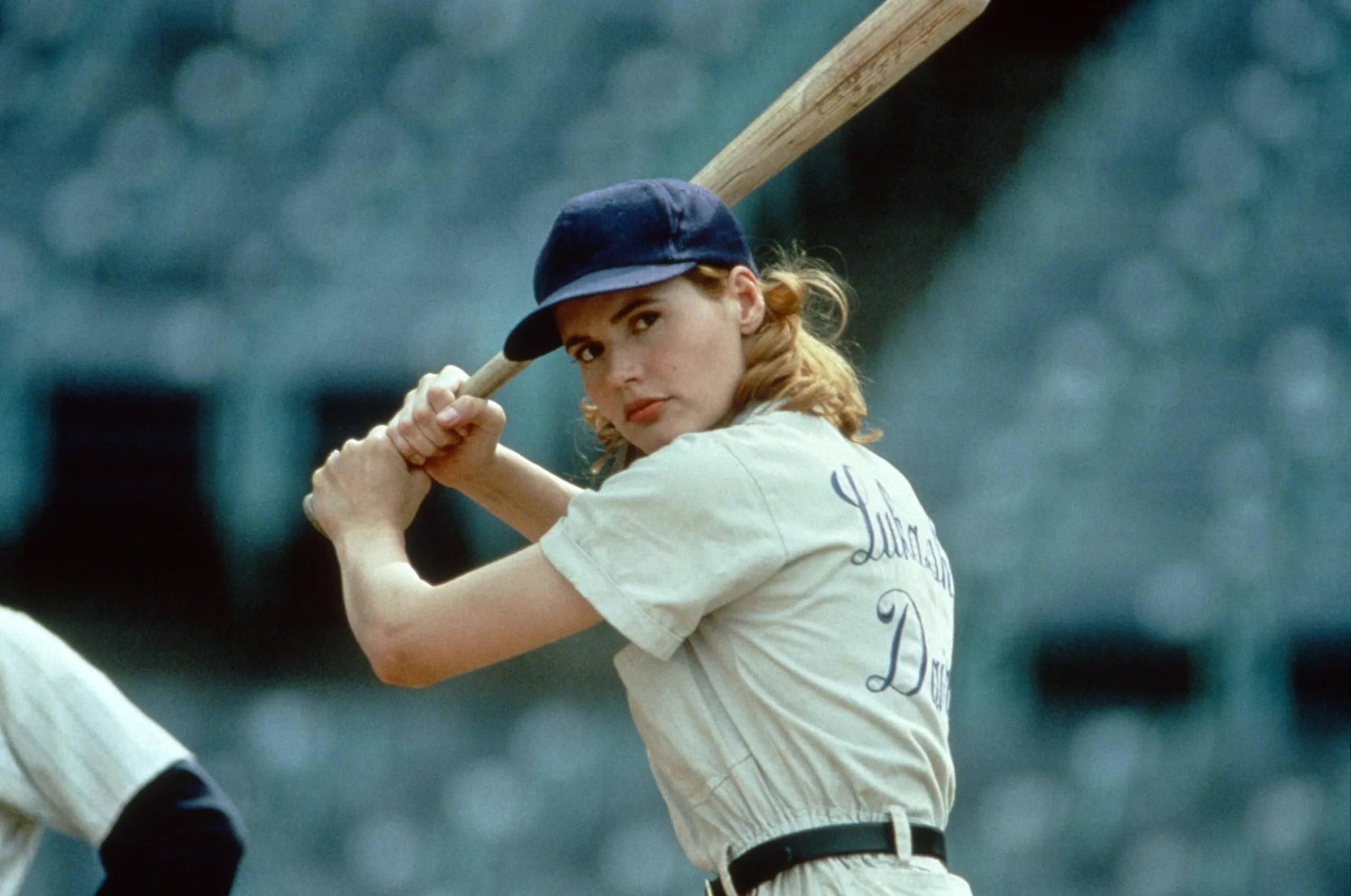 Geena Davis: la historia de una actriz que se negó a convertirse en un fantasma de su propia fama 13 Como jugadora de la liga femenina de béisbol en Un equipo muy especial (1992)