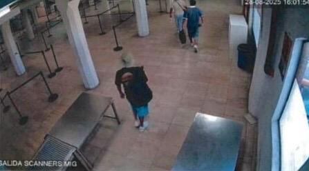 Parte de las imágenes de Migraciones que analizan los investigadores del triple crimen de Florencio Varela