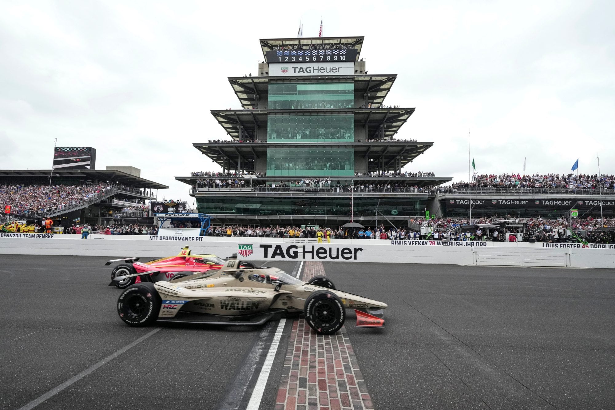 Felix Rosenqvist cruza la línea de ladrillos delante de David Malukas y logra una victoria histórica en las 500 Millas de Indianápolis