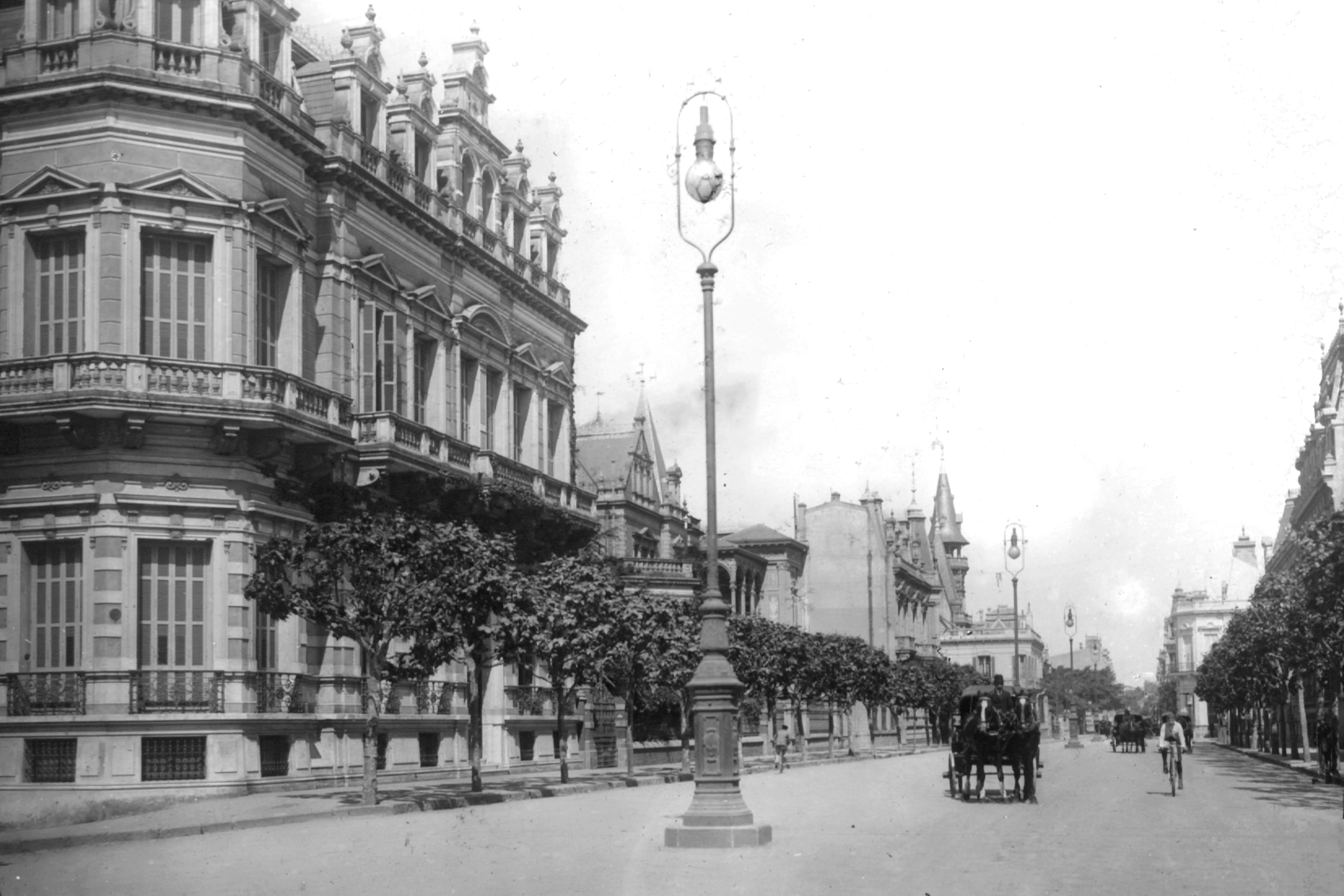 Av. Alvear desde Ayacucho hacia Callao. A la izquierda, la casa de los González - Alemán que luego será demolida y reemplazada por el Alvear Palace Hotel.