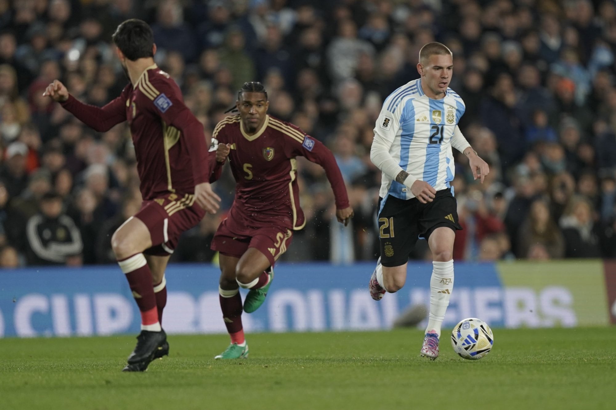 Mastantuono traslada la pelota en el Monumental ante la marca de Christian Makoun