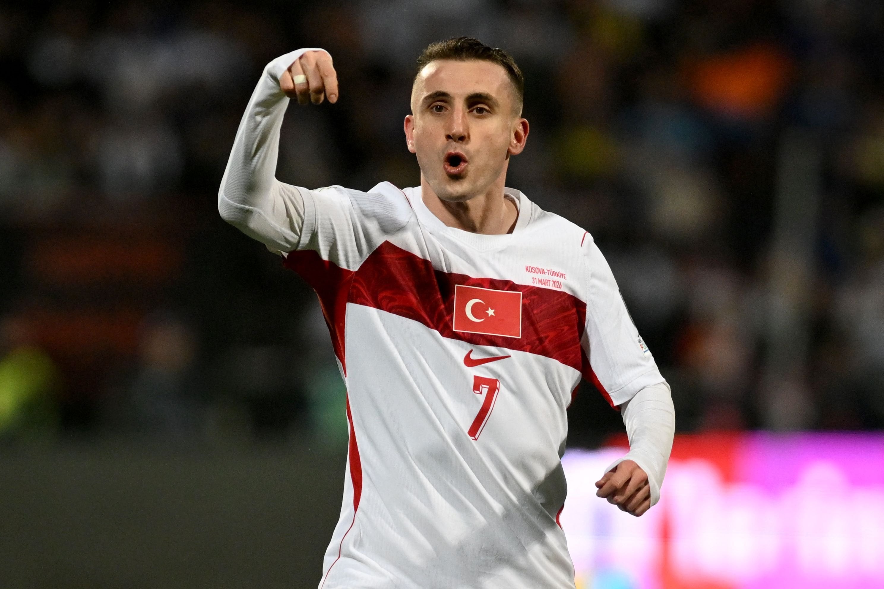 Festeja Kerem Akturkoglu, autor del gol para la victoria sobre Kosovo en Pristina (Photo by Armend NIMANI / AFP)