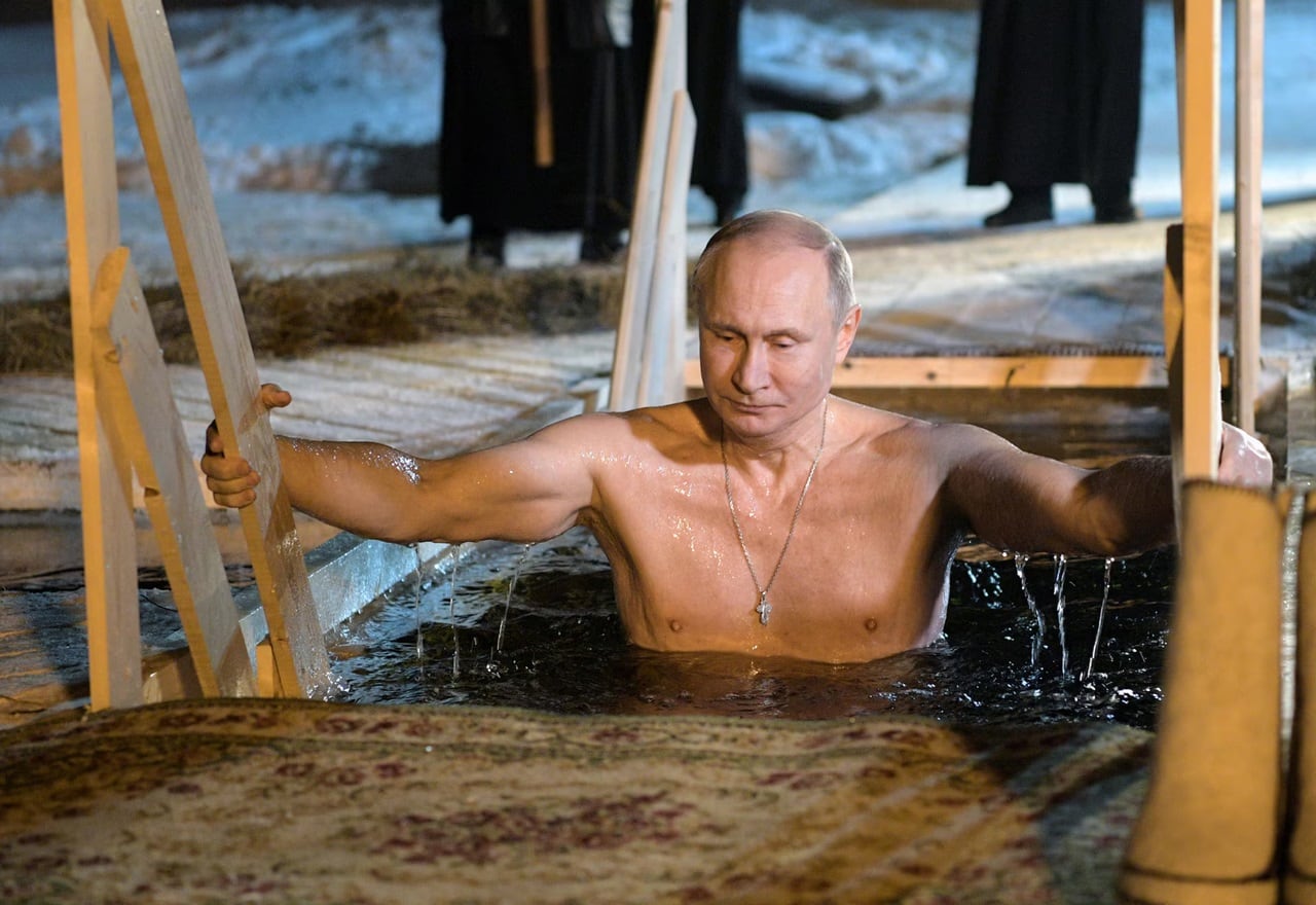 Putin se sumerge en agua helada