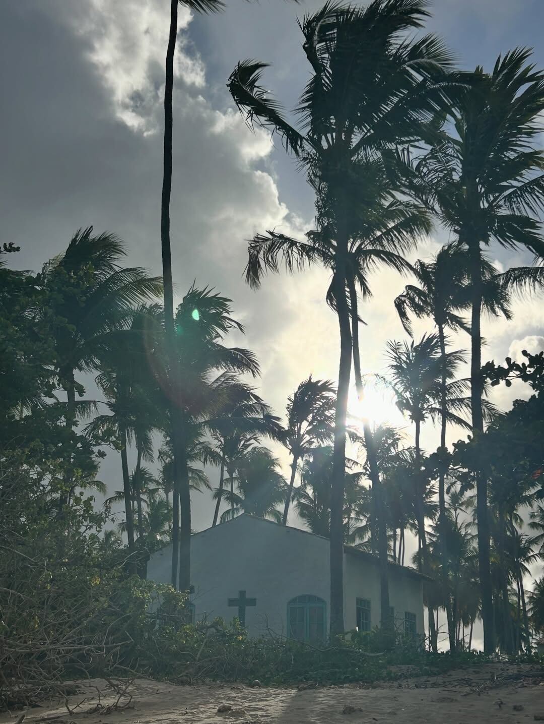 Una pequeña capilla blanca rodeada de palmeras formó parte del romántico escenario de las vacaciones de la pareja en Brasil