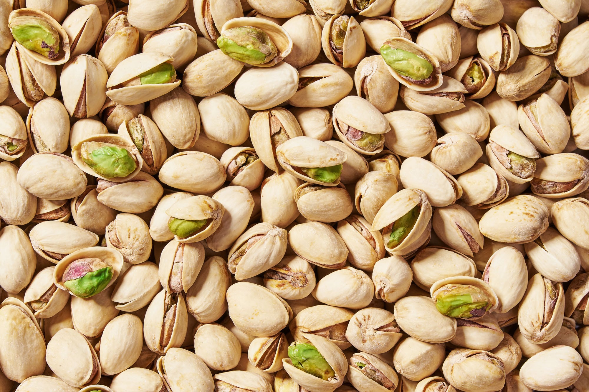 Los pistachos contienen triptófano, un aminoácido esencial precursor de la serotonina y la melatonina