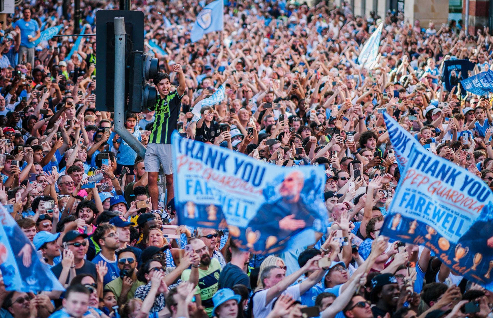 Los hinchas de Manchester City se congregaron en las calles para despedir a Pep Guardiola