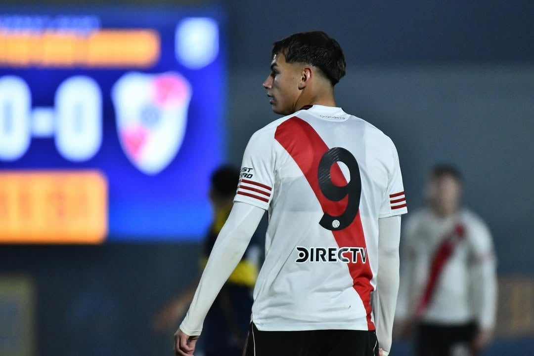Joaco Freitas, con la camiseta número 9 de la Reserva de River