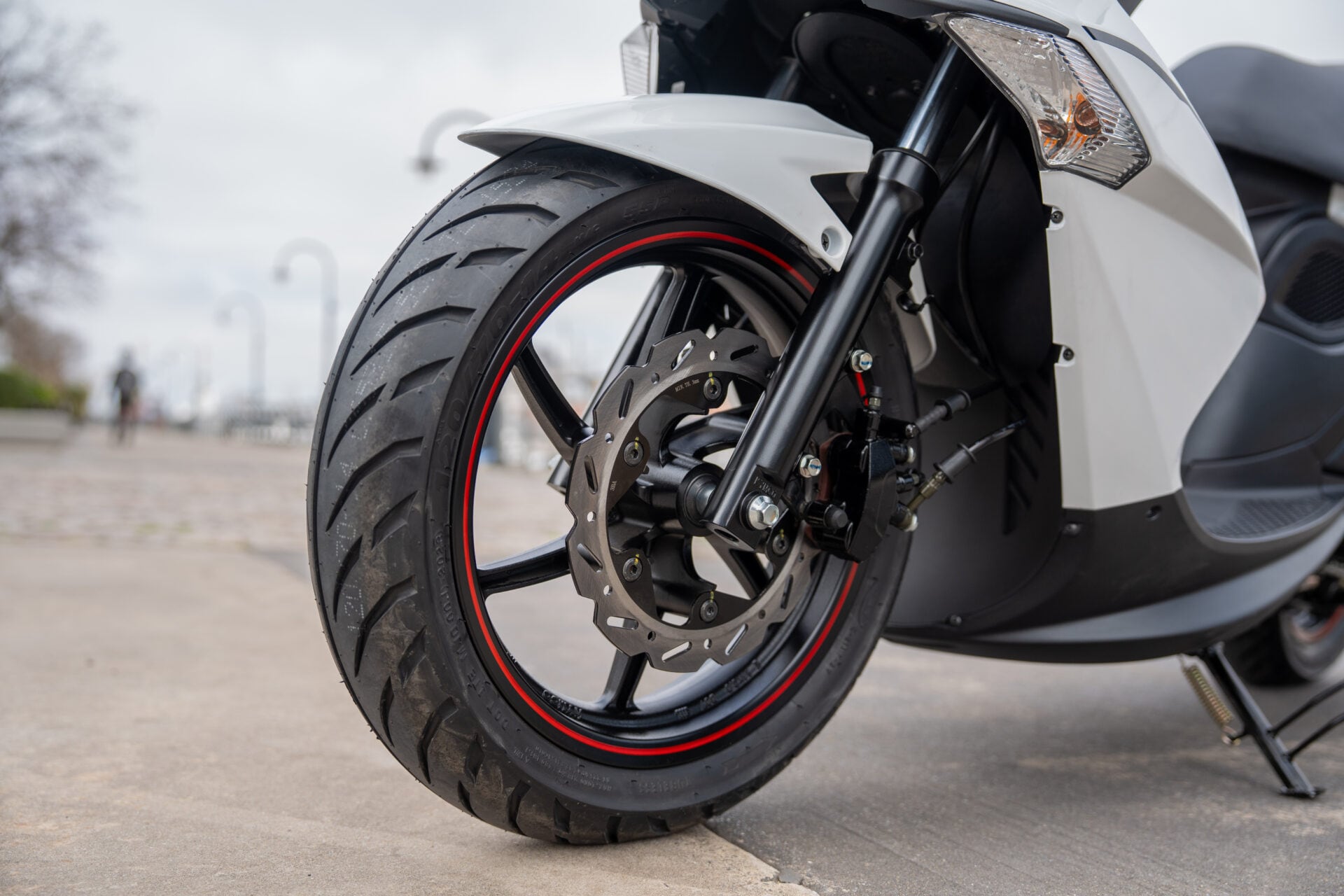 El conjunto de rodado presenta neumáticos 120/70-14 delantero y 120/80-14 trasero