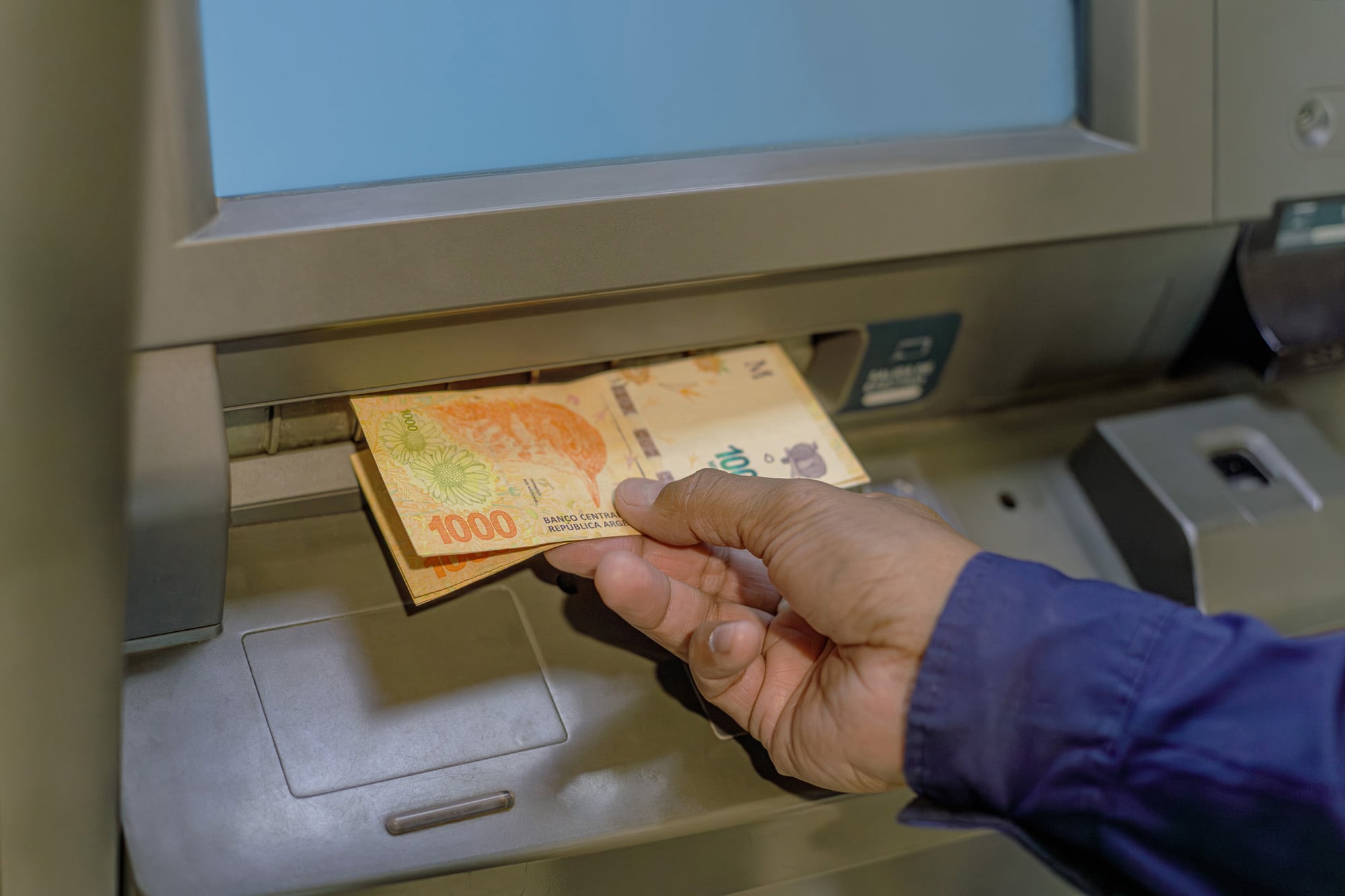 Mauricio Monge: “Hay optimismo con el país, pero con reservas; los inversores no quieren irse de cabeza” 8 Retiro de pesos en un cajero automático.