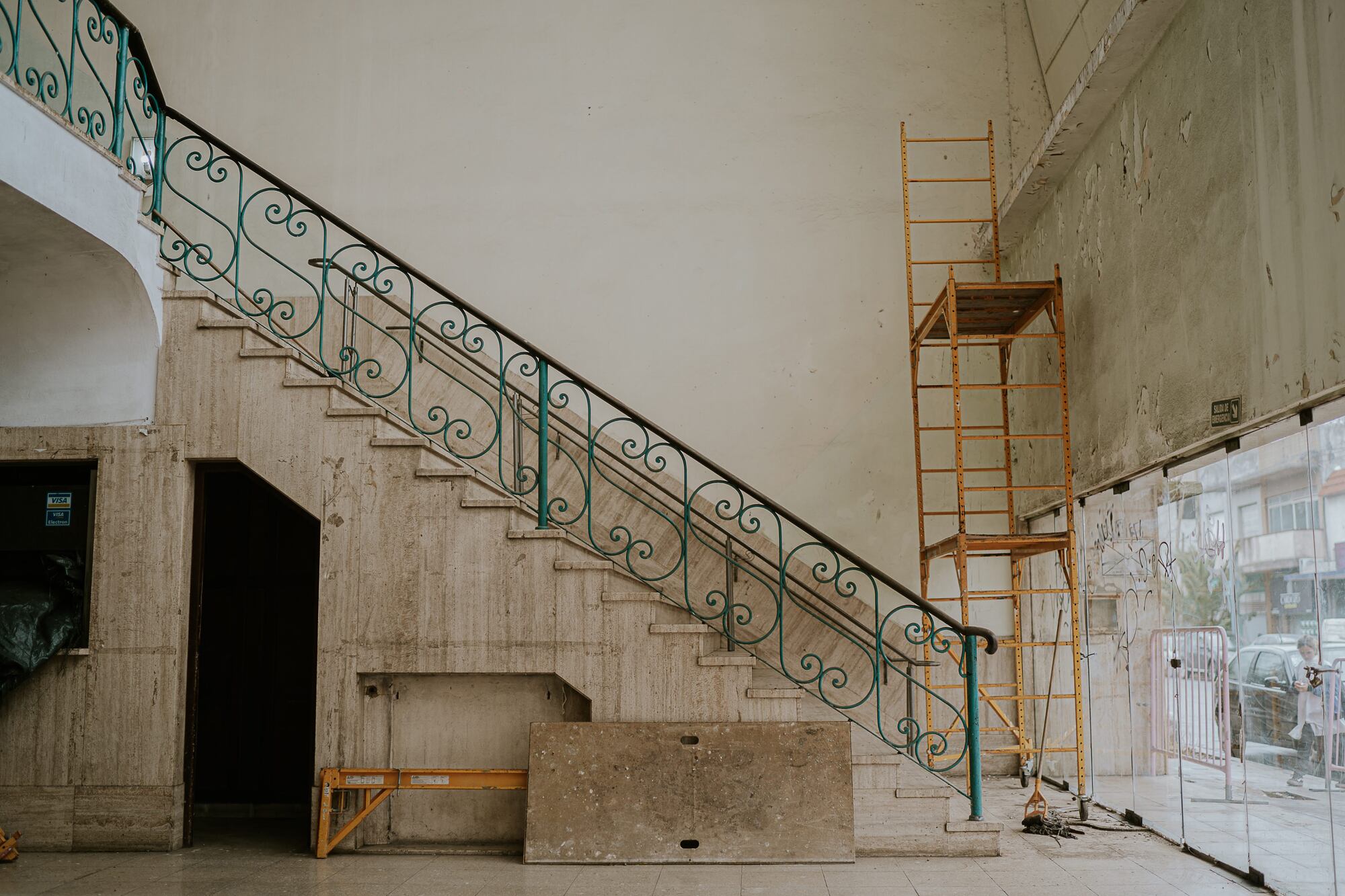 El hall del Teatro San Carlos, en el medio de los trabajos para dejarlo listo para su reapertura