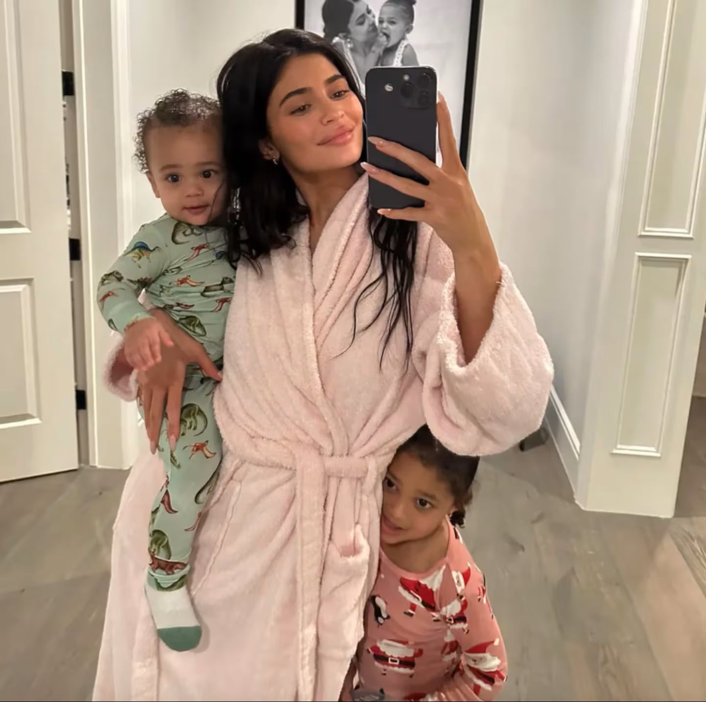Kylie Jenner junto a sus hijos: Stormi y Aire Webster