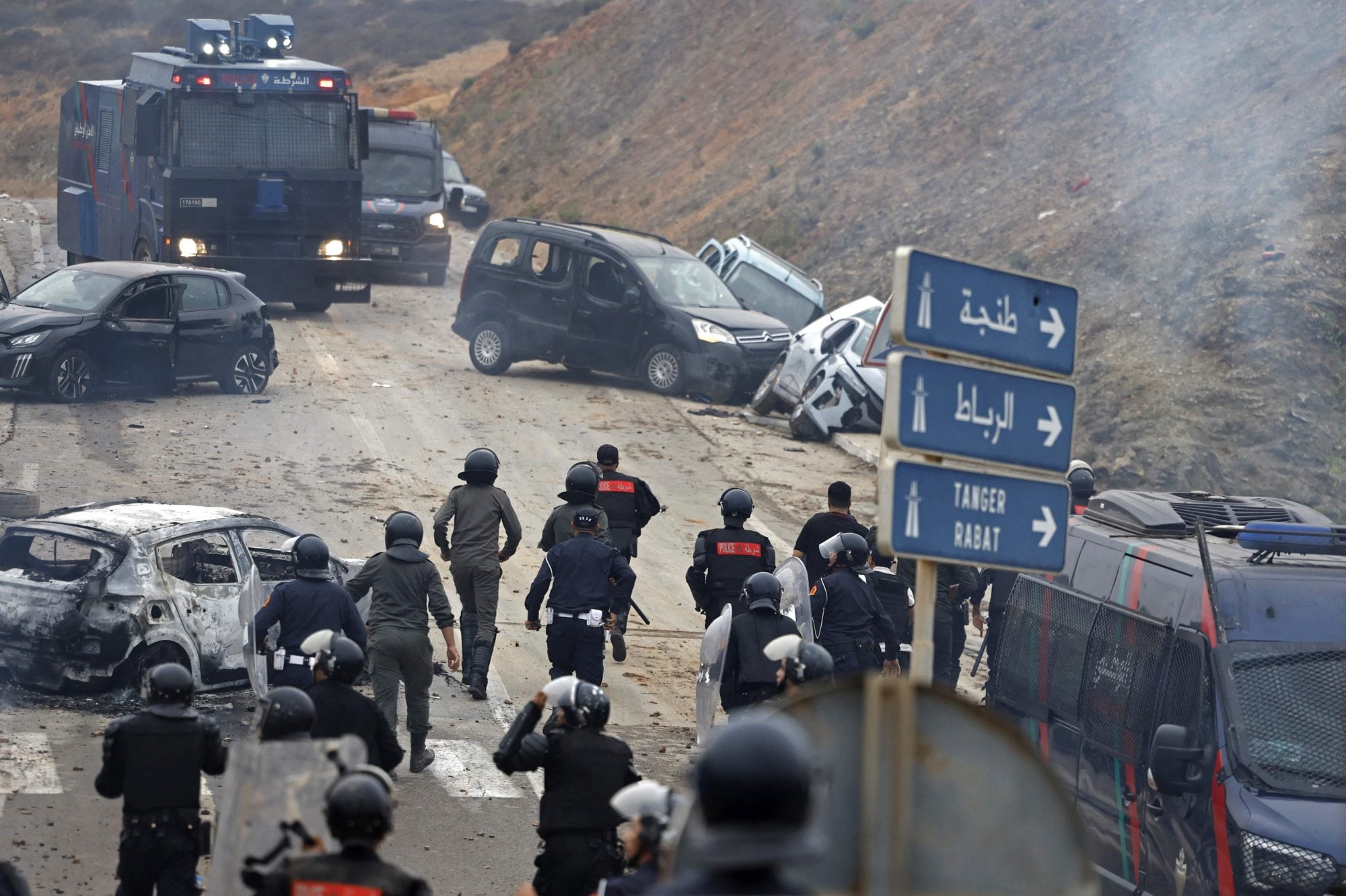 El gobierno español moviliza al Ejército para intentar contener la crisis migratoria en Ceuta 8 Miembros de las fuerzas de seguridad marroquíes se reúnen en el lugar de los enfrentamientos cerca de Fnideq, en la frontera entre Marruecos y España, el 31 de julio de 2026