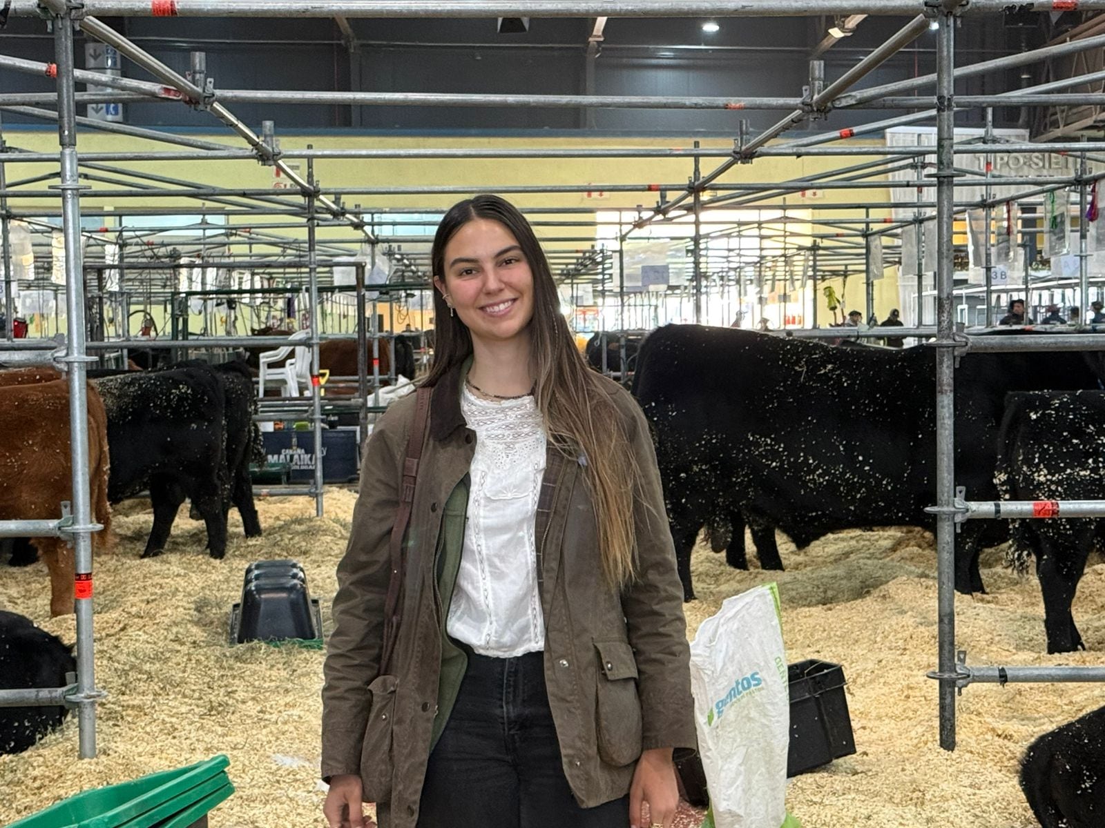 “Es donde siempre quise estar”: tiene 27 años y encontró su lugar entre las vacas