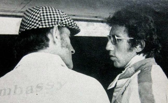 Rolf Stommelen hablando con Graham Hill, el dueño del eqiupo Embassy Hill